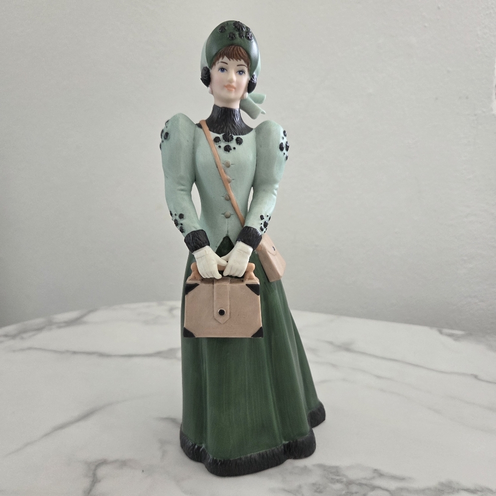 Avon Vintage Style Mrs. Albee 2017 Figurine Collectos Edition